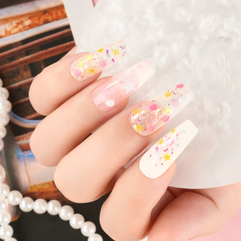 Manicura de cristal brillante con un toque floral